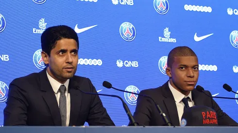 Nasser Al-Khelaifi e Mbappé na apresentação do francês. Foto: Aurelien Meunier/Getty Images