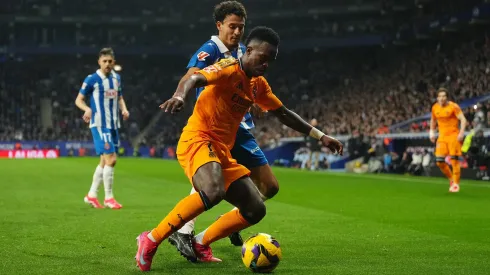 Omar El Hilali e Vinícius Jr. em jogo entre Espanyol e Real Madrid. Foto: Alex Caparros
