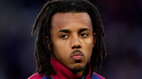 Barcelona define situação de Koundé após interesse da Premier League.