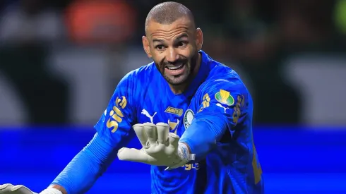 Jogador do Palmeiras curte postagem que pede a saída de Weverton e causa polêmica.