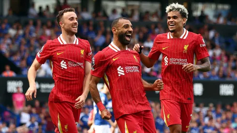 Diogo Jota, Salah e Luis Díaz comemorando gol do Liverpool. Foto: Marc Atkins
