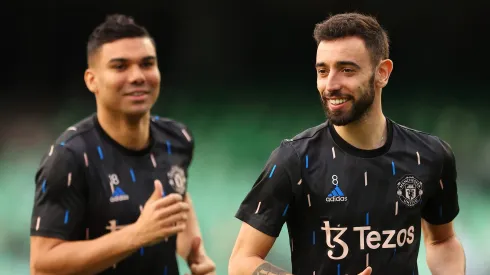 Casemiro e Bruno Fernandes em clima de despedida no Manchester United. Foto: Fran Santiago/Getty Images