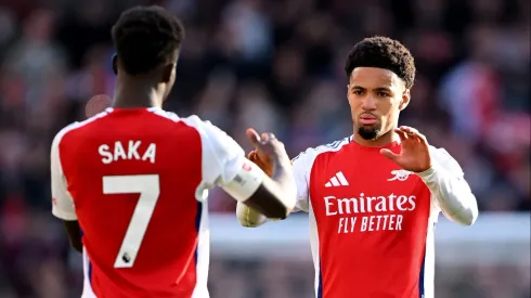 Ethan Nwanei e Saka juntos no Arsenal. Foto: Shaun Botterill