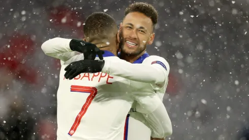 Neymar e Mbappé juntos no PSG (Photo by Alexander Hassenstein/Getty Images)