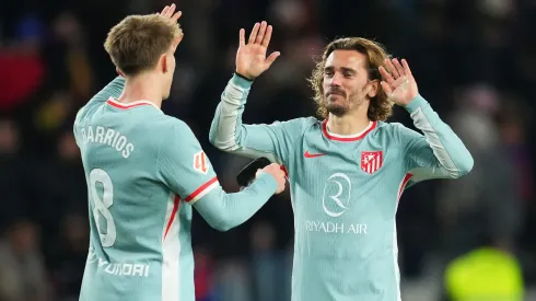Griezmann e Pablo Barrios comemorando gol do Atlético de Madrid. Foto: Alex Caparros