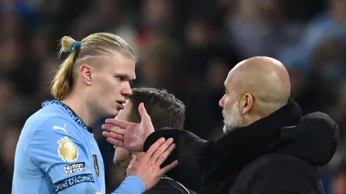 Especialistas debatem as possíveis punições, que podem variar de multas a dedução de pontos, gerando incertezas sobre o futuro do clube na Premier League. (Foto por Gareth Copley/Getty Images)
