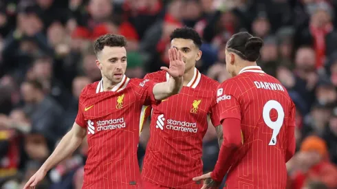 O Barcelona quer reforçar seu ataque e tem Luis Diaz, do Liverpool, como principal alvo. No entanto, enfrenta forte concorrência de clubes como Manchester City, PSG e equipes da Arábia Saudita. (Foto de Alex Livesey/Getty Images)