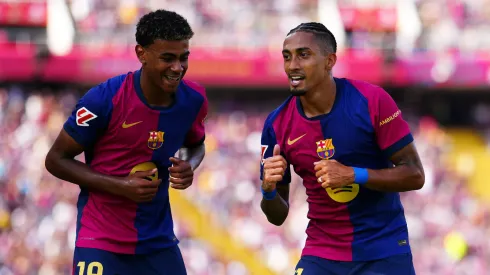 Raphinha e Lamine Yamal juntos comemorando gol do Barcelona