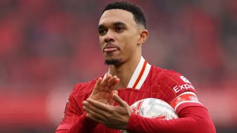 Alexander-Arnold, segurando uma bola, com a camisa vermelha do Liverpool e alvo do Real Madrid (Photo by Jan Kruger/Getty Images)