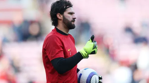 Alisson, goleiro do Liverpool (Photo by Carl Recine/Getty Images)