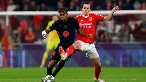 Lamine Yamal e Álvaro Carreras em jogo da Champions League. Foto: Gualter Fatia