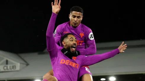 Matheus Cunha e João Gomes em partida pelo Wolverhampton