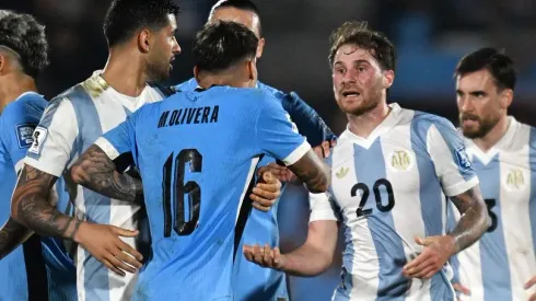 Alexis Mac Allister discute com Mathias Olivera durante as eliminatórias da Copa do Mundo de 2026 entre Uruguai e Argentina – Foto: Getty Images
