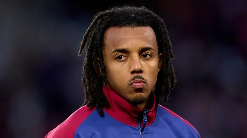 Jules Koundé antes de partida contra o Benfica