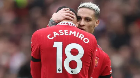 Casemiro e Antony, pelo Manchester United (Photo by Nathan Stirk/Getty Images)