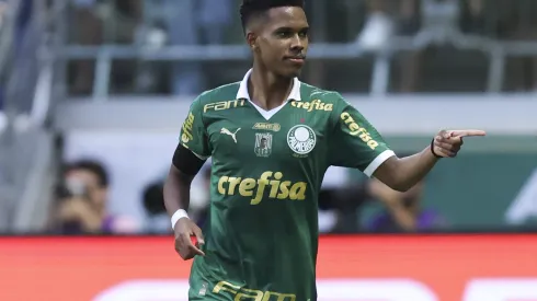 Estêvão corre em campo (Photo by Alexandre Schneider/Getty Images)