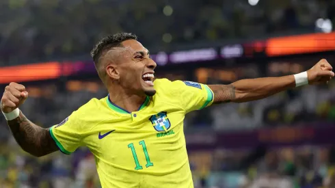 Raphinha comemora gol pela Seleção Brasileira. Foto: Francois Nel/Getty Images