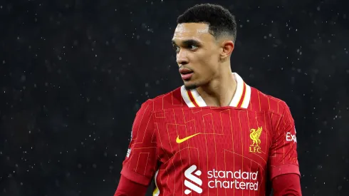 Alexander-Arnold em jogo do Liverpool. Lateral deve deixar o clube inglês no final da temporada. Foto: Alex Pantling