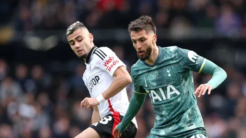 O clube espanhol já iniciou contatos preliminares para avaliar uma possível transferência. Enquanto o Tottenham busca manter o jogador, a equipe de Diego Simeone vê nele um reforço estratégico para o meio-campo. (Foto de Alex Davidson/Getty Images)