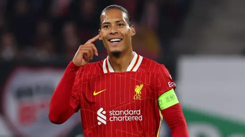 Van Dijk decide deixar o Liverpool e ganha destino inusitado para a próxima janela. (Photo by Alexander Hassenstein/Getty Images)