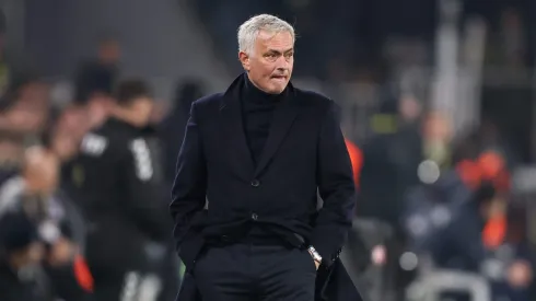 Com contrato até 2028, o Fenerbahce busca segurar sua joia, enquanto a disputa pelo promissor zagueiro se intensifica na Europa. (Foto por Ahmad Mora/Getty Images)