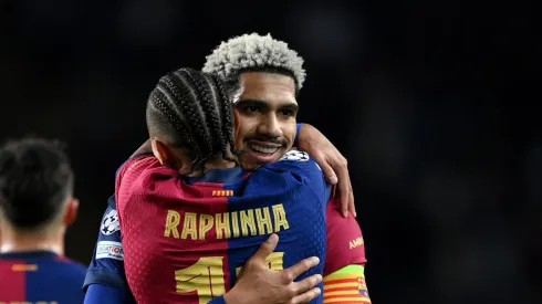 Ronald Araújo abraça Raphinha no Barcelona. Foto: David Ramos/Getty Images)