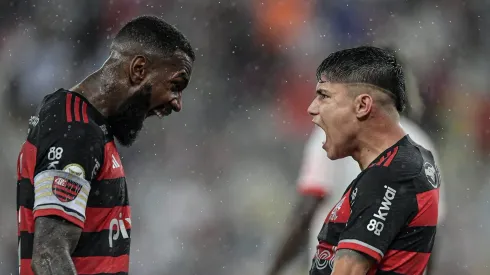Gerson e Luiz Araújo comemoram gol feito no Flamengo