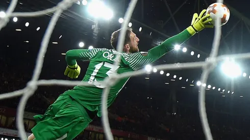 Enquanto os ingleses querem contratá-lo já no próximo mercado, os colchoneros avaliam um acordo que permitiria ao goleiro ficar mais um ano no clube catalão. O desfecho dessa disputa pode impactar a estratégia dos três clubes envolvidos. (Foto de Mike Hewitt/Getty Images)