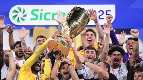 SP – SAO PAULO – 27/03/2025 – PAULISTA 2025 FINAL, CORINTHIANS X PALMEIRAS – jogadores do Corinthians levantam a taca de campeao durante cerimonia de premiacao ao final da partida contra o Palmeiras no estadio Arena Corinthians pela decisao do campeonato Paulista 2025. Foto: Ettore Chiereguini/AGIF