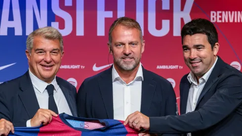 Joan Laporte, Hansi Flick e Deco trabalham juntos por reforços no Barcelona. Foto: Eric Alonso/Getty Images
