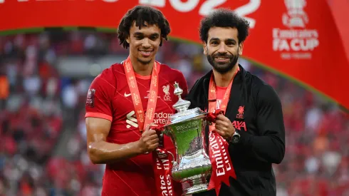 Mohamed Salah e Arnold após o título da FA CUP