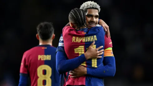 Ronald Araújo e Raphinha juntos no Barcelona. Foto: David Ramos