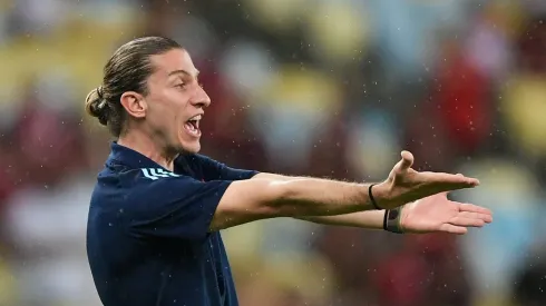 Filipe Luís deve continuar no Mengão