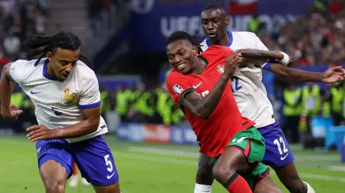 Com bom desempenho na Serie A, o francês pode surgir como uma opção estratégica na próxima janela de transferências da Premier League. (Foto de Lars Baron/Getty Images)