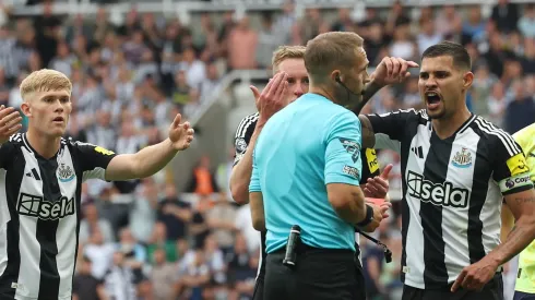 Com a possível saída de Eriksen e a incerteza sobre Casemiro, os Red Devils avaliam opções para fortalecer o setor. (Foto de Ian MacNicol/Getty Images)