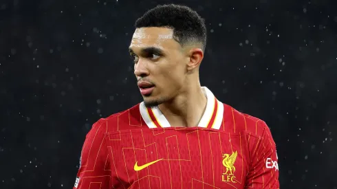 Alexander-Arnold em jogo do Liverpool. Jogador está de saída do clube. Foto: Alex Pantling