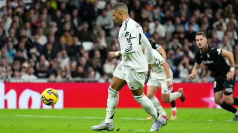 O momento capturado nas redes sociais destaca a confiança e a harmonia entre os dois jogadores, refletindo a forte química e espírito de equipe no time de Ancelotti. (Foto de Angel MartinezGetty Images)