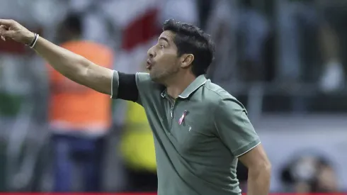 Palmeiras empata no Brasileirão e Abel Ferreira é alvo dos torcedores.