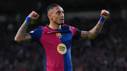 Raphinha comemora ao marcar gol pelo Barcelona