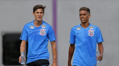 Mateus Vital e Pedrinho juntos em treino do Corinthians no CT Joaquim Grava