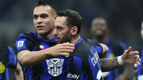 Lautaro Martínez e Hakan Çalhanoğlu comemorando gol da Inter de Milão. Foto: Marco Luzzani