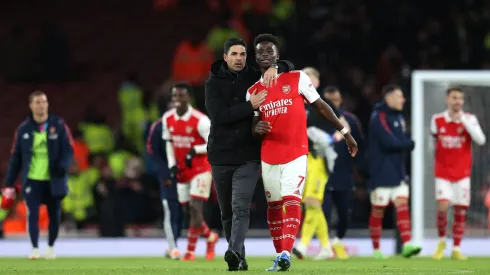 Mikel Arteta, técnico do Arsenal e Bukayo Saka (Photo by Alex Pantling/Getty Images)