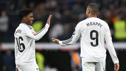Endrick e Mbappé se cumprimentam no Real Madrid. Foto: Denis Doyle/Getty Images