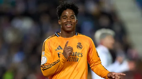 Endrick comemora gol pelo Real Madrid. (Photo by Angel Martinez/Getty Images)