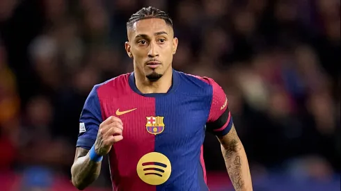 Raphinha, do Barcelona, é envolvido em plano de gigante do Brasileirão.