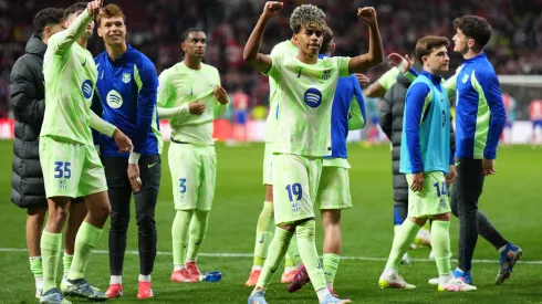 Lamine Yamal e parte do elenco comemoram a classificação do Barcelona (Photo by Angel Martinez/Getty Images)
