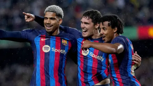 Liverpool decide contratar grande zagueiro do Barcelona para substituir Van Dijk. (Photo by Alex Caparros/Getty Images)