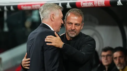 Carlo Ancelotti e Hansi Flick juntos durante partida da La Liga
