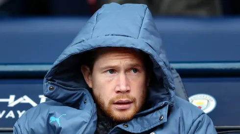 Kevin De Bruyne no banco de reservas do Manchester City