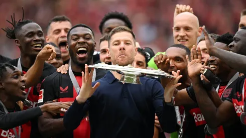 Treinador Xabi Alonso com o troféu da Bundesliga